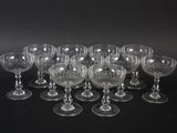 douze verres alignés en rangée sur une surface noire