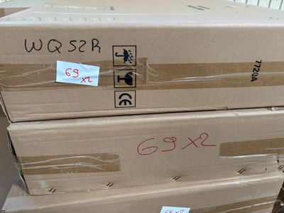 Plusieurs cartons sont empilés les uns sur les autres dans un magasin