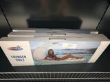 une boîte sur laquelle figure la photo d'une femme en bikini