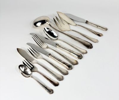 beaucoup de fourchettes et de cuillères sur la table
