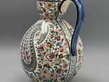 une image représentant un vase bleu et blanc orné d'un motif floral