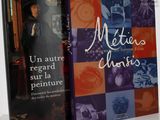 deux livres posés sur une table blanche, avec la photo d'une femme en robe noire