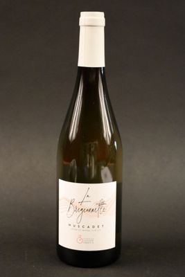 une bouteille de vin posée sur une table