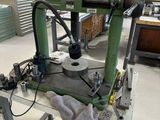 une machine posée sur une table dans une usine