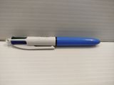 un stylo bleu et blanc posé sur une boîte blanche