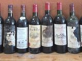 plusieurs bouteilles de vin alignées sur une table