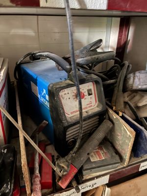 beaucoup de bric-à-brac dans un garage rempli d'outils