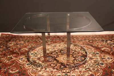 une photo d'une table en verre posée sur un tapis