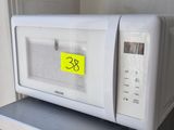 deux micro-ondes empilés l'un sur l'autre dans la cuisine