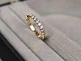 une photo d'une bague en or sertie de diamants dans un écrin à bague