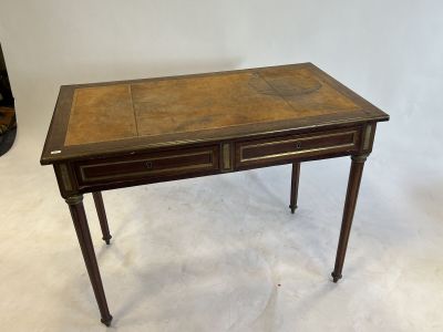 une photo d'une table en bois avec un plateau en carrelage