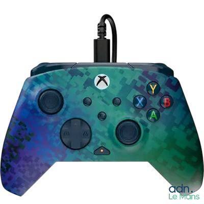 un gros plan d'une manette sur fond vert et bleu