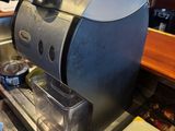 une machine à café posée sur le comptoir d'un restaurant