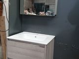 une salle de bain avec un lavabo et un miroir