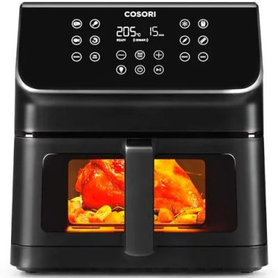 un gros plan d'une friteuse à air chaud contenant des aliments
