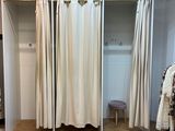 une photo d'un dressing avec des rideaux