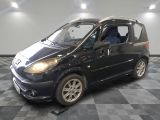 la photo d'une petite voiture noire garée dans un garage