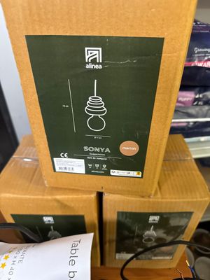 trois boîtes contenant du matériel électronique empilées les unes sur les autres