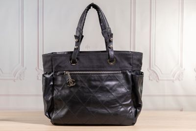 CHANEL - Sac cabas en toile enduite matelassé noire, deux po…