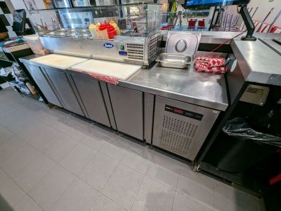 une image d'une cuisine commerciale avec des plans de travail en acier inoxydable