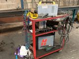 un chariot rouge sur lequel se trouvent de nombreux outils