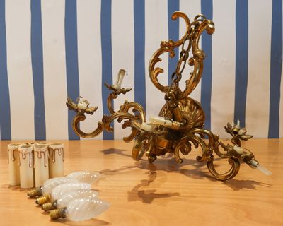 une bougie posée sur une table à côté d'autres bougies