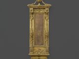 une horloge en or surmontée d'un vase