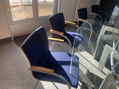 quatre chaises placées devant une table en verre