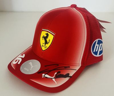 casquette Ferrari signée par le pilote de l'écurie Ferrari