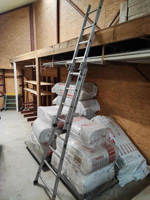 une échelle adossée au mur d'une pièce