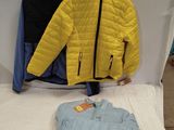 deux vestes et un pantalon posés sur un lit