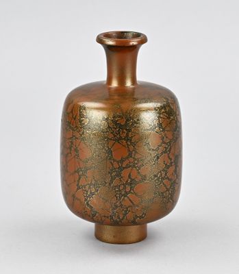 un vase marron orné d’un motif à la feuille d’or