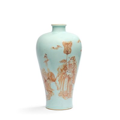 un vase bleu sur lequel est représenté un homme et une femme