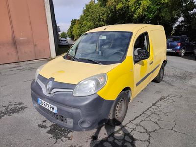 une camionnette jaune garée dans un parking