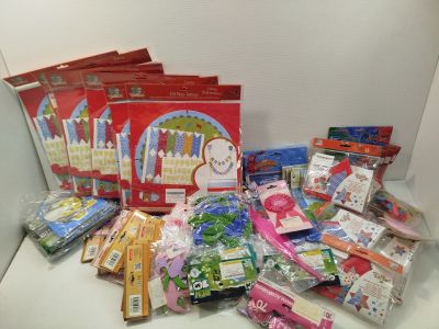 une pile de cartes d'anniversaire et d'autres objets posés sur la table