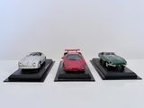 trois modèles de voitures différents exposés sur un fond blanc