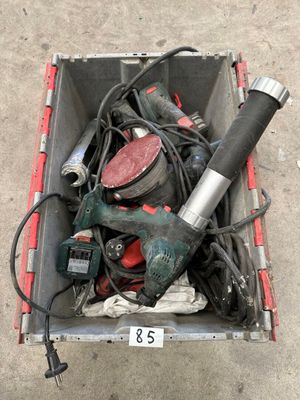 une boîte avec un tas d'outils à l'intérieur