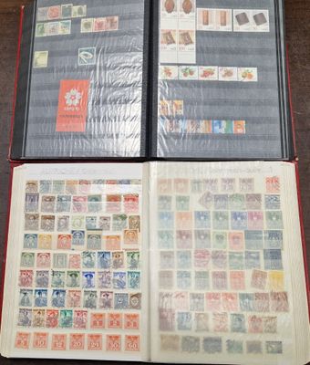 2 classeurs contenant plusieurs centaines de timbres du mond…