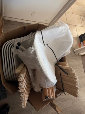 un carton contenant plusieurs chaises