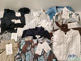 un tas de vêtements posés sur une table