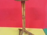 une petite table sur laquelle est posé un panier