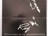 une affiche de film en noir et blanc représentant un homme volant dans les airs