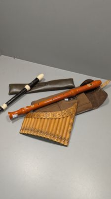 Ensemble de trois flutes dont : une flûte à bec en bois dans… - Photo 1