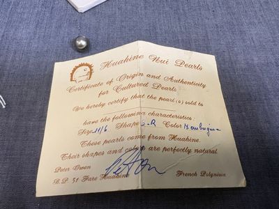 une feuille de papier avec une écriture dessus, posée sur une table
