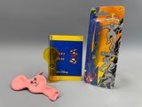 un petit objet rose à côté d'un cahier et d'un objet rose