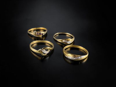 quatre bagues en or serties de diamants sur fond noir