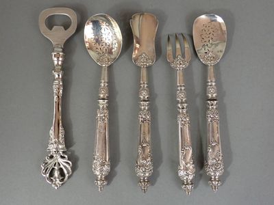 cinq cuillères en argent et une cuillère ornée d'un cœur