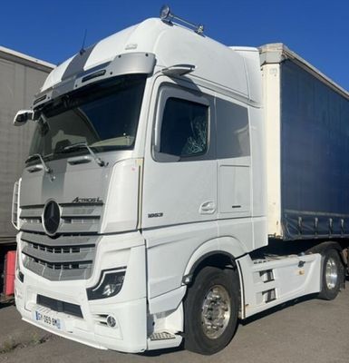 la photo d'un camion blanc garé sur un parking