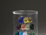un gros plan sur un vase en verre contenant un bouquet de pierres colorées