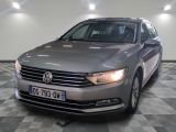 La Volkswagen Passat est garée dans une grande pièce au sol carrelé.